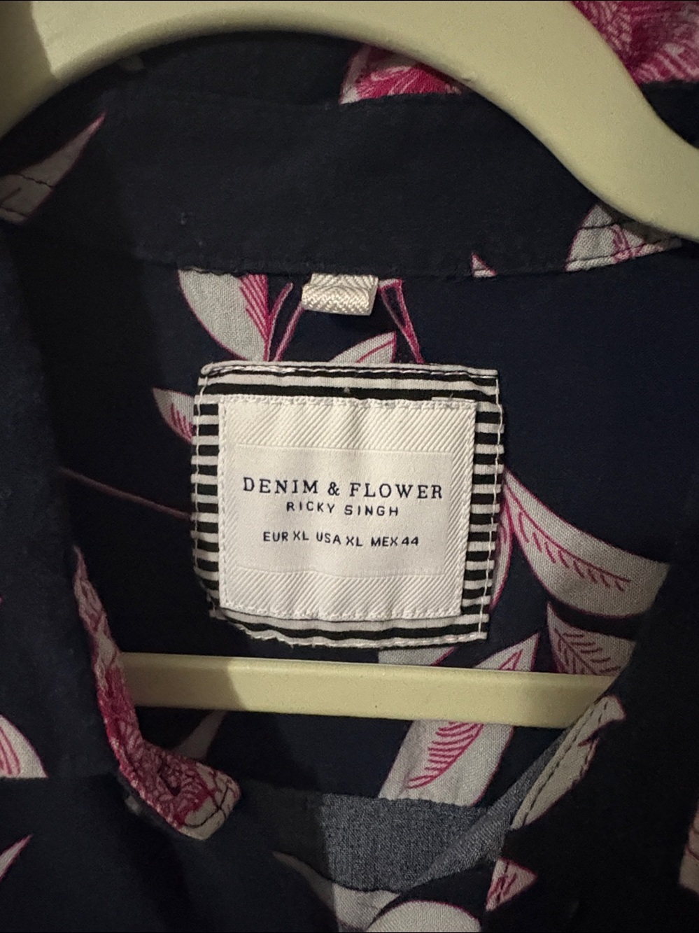 Denim & Flower Ricky Singh XL short sleeves shirt
Made in India
100% viscose - Picture 2 of 12